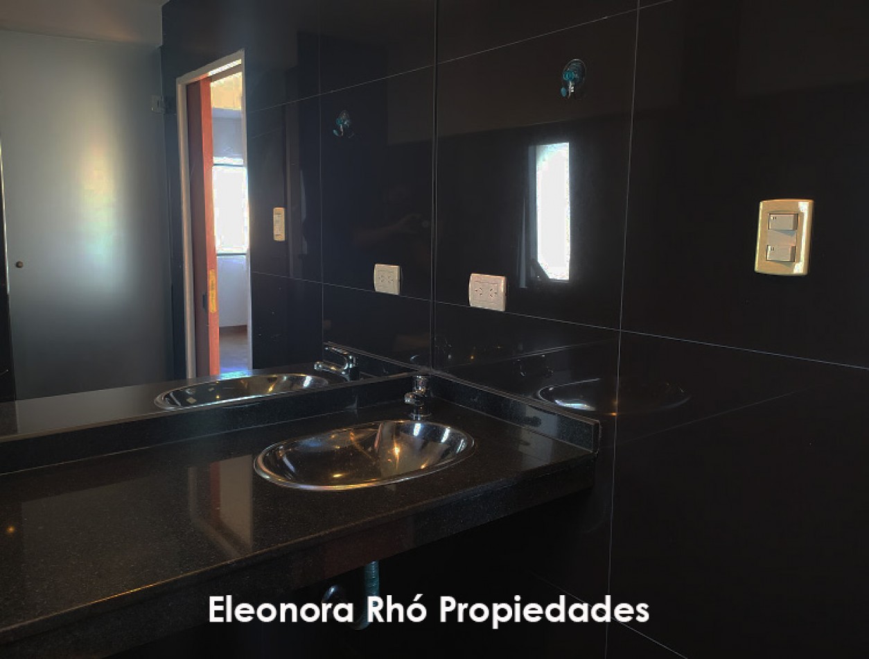 Amplisimo Piso Exclusivo 1 Dormitorio con Cochera y Patio con Parrillero