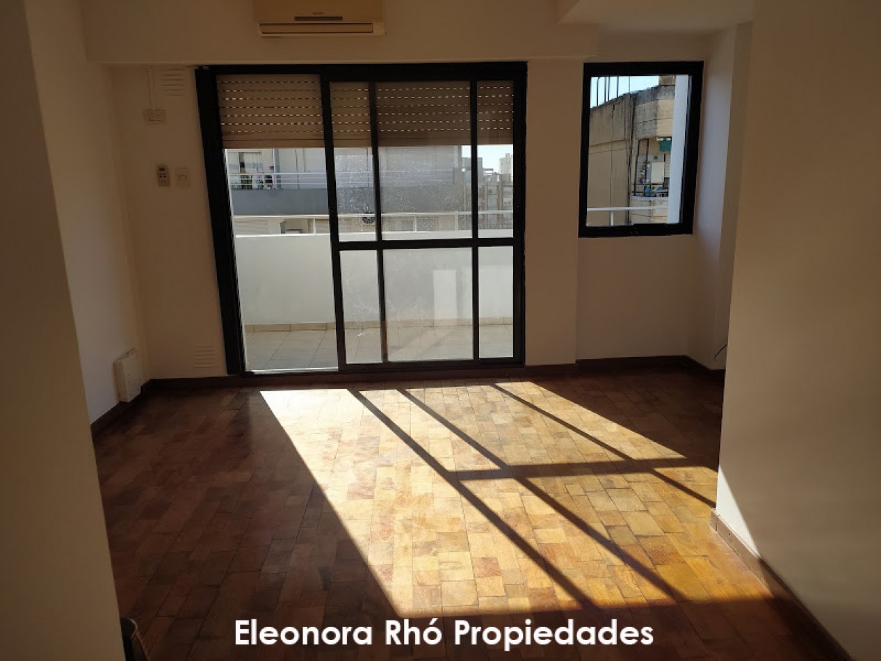 Amplisimo Piso Exclusivo 1 Dormitorio con Cochera y Patio con Parrillero