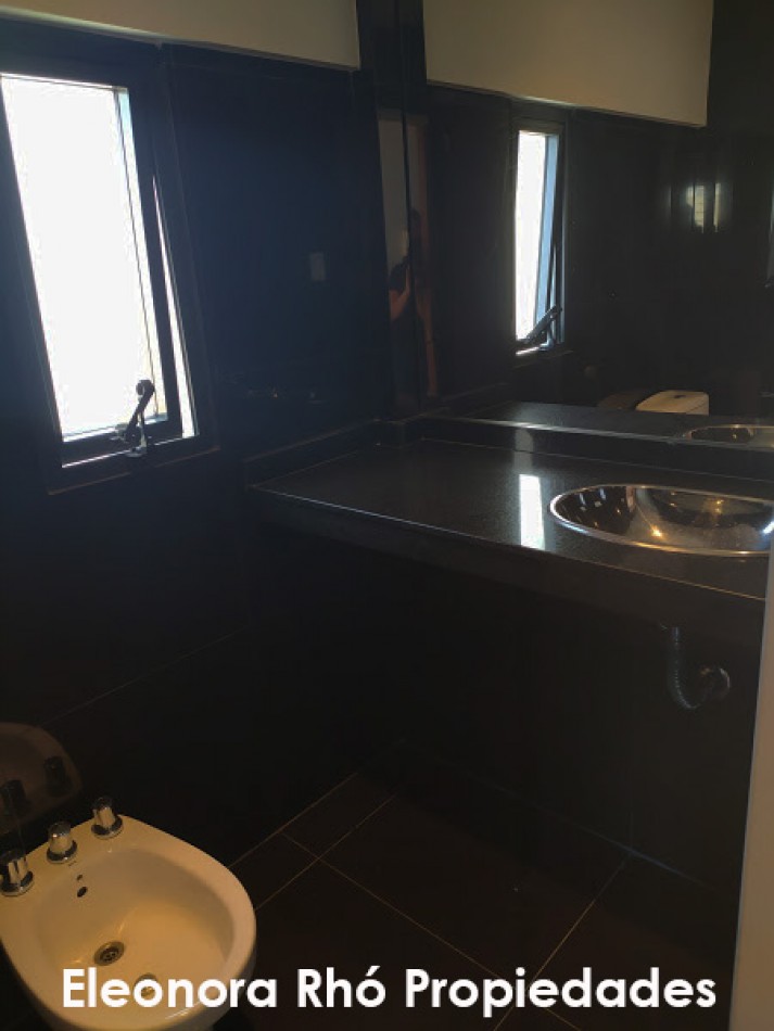 Amplisimo Piso Exclusivo 1 Dormitorio con Cochera y Patio con Parrillero