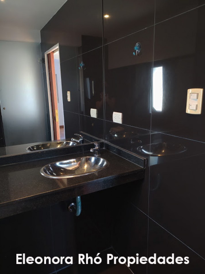 Amplisimo Piso Exclusivo 1 Dormitorio con Cochera y Patio con Parrillero