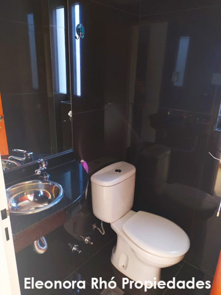 Amplisimo Piso Exclusivo 1 Dormitorio con Cochera y Patio con Parrillero