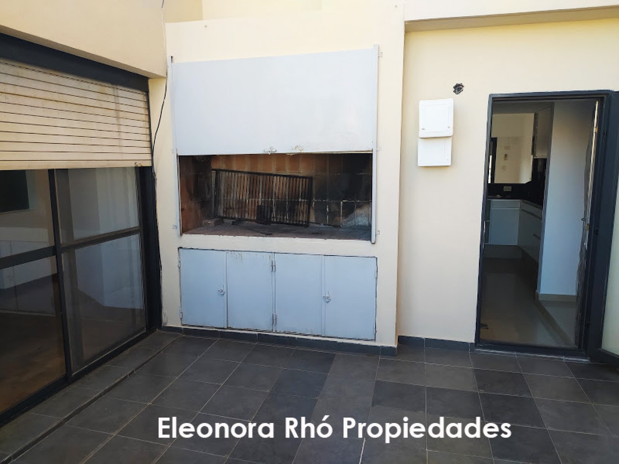 Amplisimo Piso Exclusivo 1 Dormitorio con Cochera y Patio con Parrillero