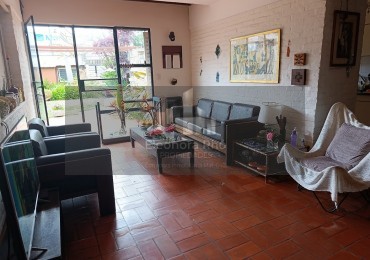 Casa muy cercana al Parque Independencia. Diseño, Luz y Jardin Unico